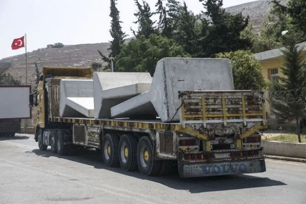 Hatay'ın Suriye sınırına yerleştirilmek üzere beton blok sevkıyatı yapıldı