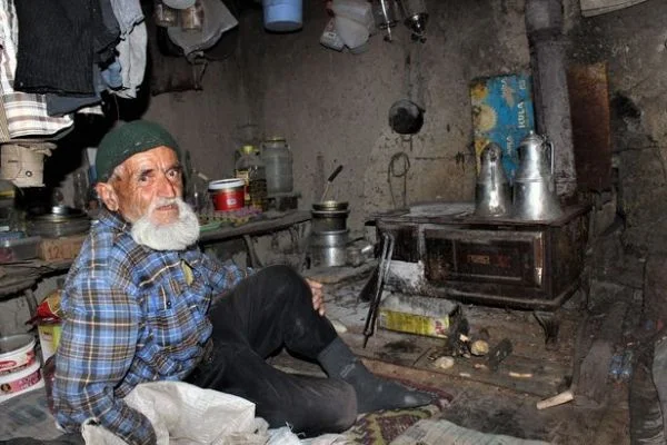 Nişanlısından ayrıldı,30 yıldır dağda tek başına yaşıyor