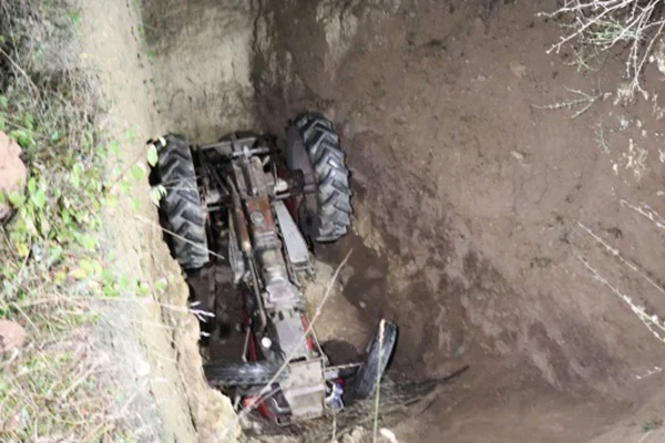 3 gündür aranan adam, traktörle devrildiği 5 metrelik çukurda bulundu