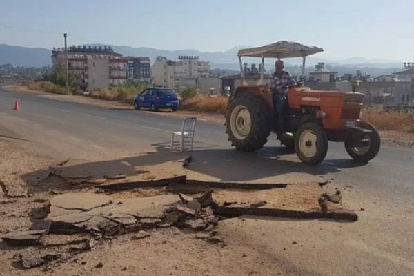 Antalya'da rögar kapağı patladı