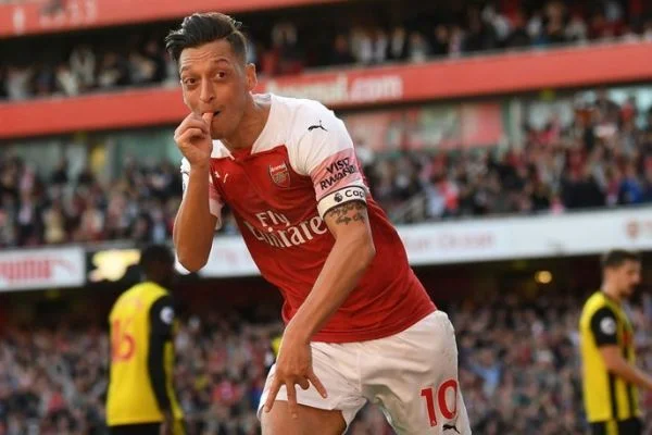 Arsenal Mesut'la kazandı