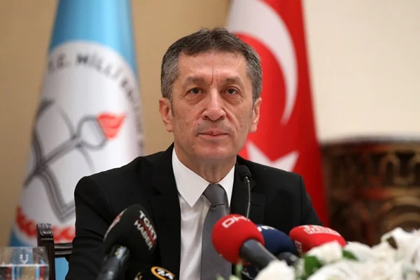 Bakan Ziya Selçuk'tan 'parlayan nesneler sendromu çağı' uyarısı