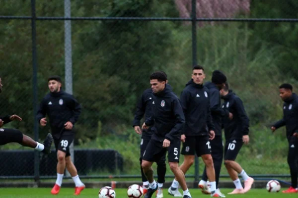 Beşiktaş, sağanak yağmur altında çalıştı