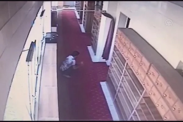 Camideki sadaka kutusunu çaldı