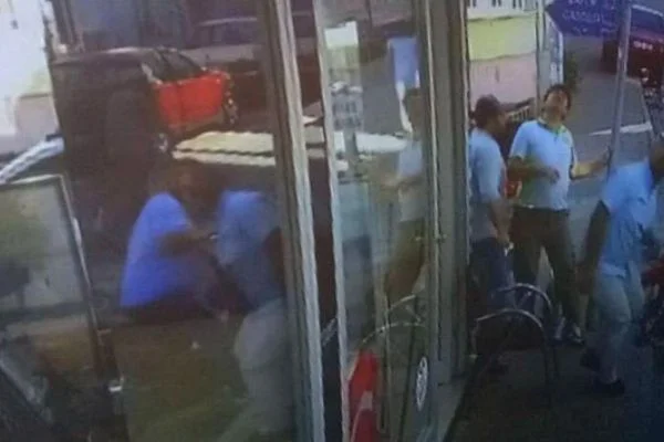 Çatıdan düşen antenden son anda kurtuldular