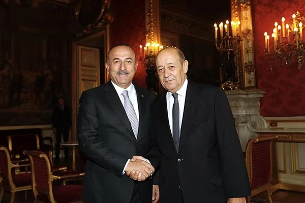 Çavuşoğlu, Le Drian ile bir araya geldi
