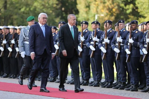 Cumhurbaşkanı Erdoğan Almanya'da törenle karşılandı