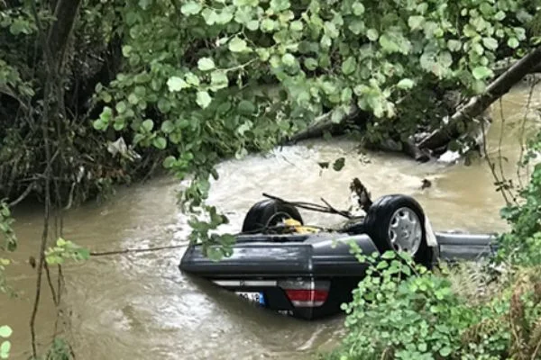 Düzce'de kaza: Dereye düşen kazazede kayboldu