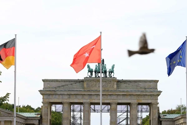 Erdoğan'ın ziyareti öncesi Berlin caddeleri bayraklarla süslendi