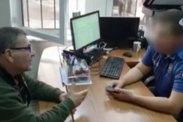 Eşinin ameliyatı için çektiği parayı düşürdü