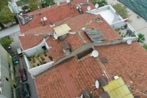 Evinin terasını uyuşturucu bahçesi yapmış