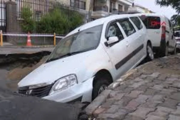 Eyüpsultan'da yol çöktü