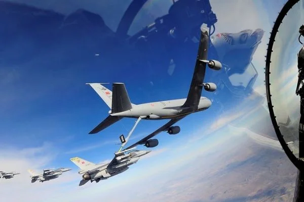 F-16'lara havada yakıt ikmali
