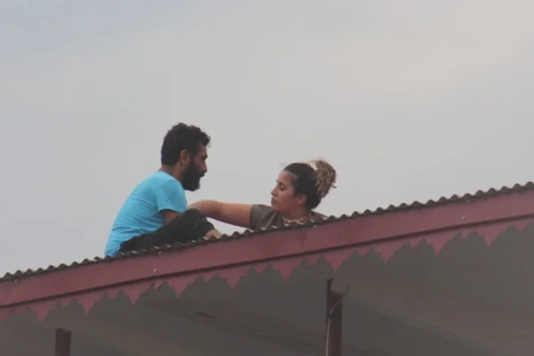 İntihar etmek için çatıya çıkan şahsı böyle ikna etti