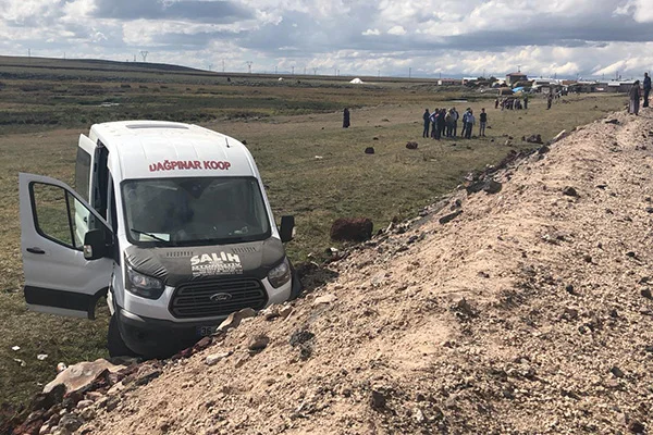 Kars'ta yolcu minibüsü devrildi: 16 yaralı