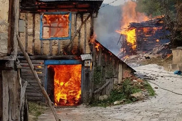 Kastamonu'da yangın: 8 ev, 1 ahır yandı