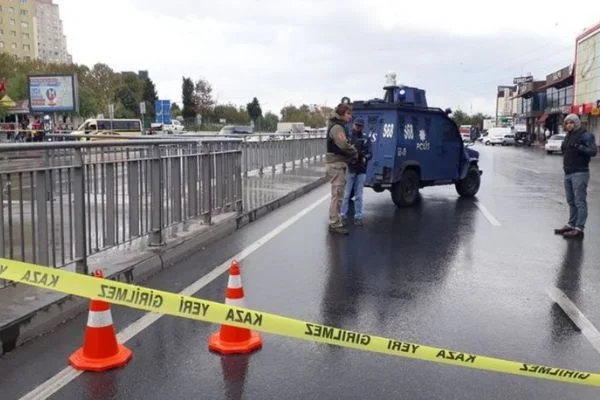 Küçükçekmece'de şüpheli paket alarmı