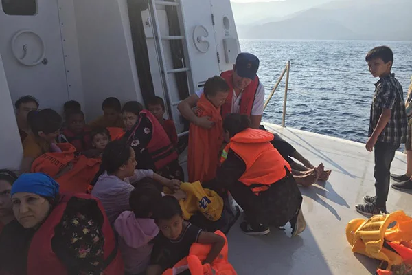 Kuşadası'nda 46 düzensiz göçmen kurtarıldı