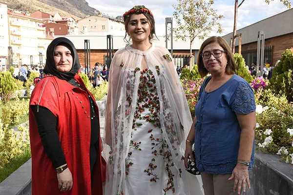 Kuşburnu işlemeli gelinlik ilgi çekti