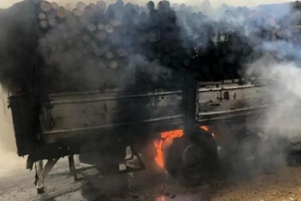 Odun yüklü TIR'daki yangını, çiftçiler söndürdü