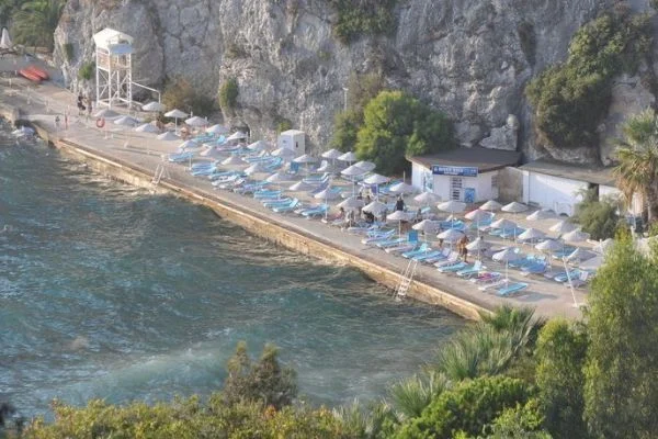 Otele icra geldi, turistler tahliye edildi
