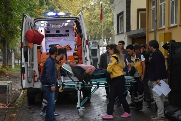 Parkta tartıştığı kocasını silahla vurdu!