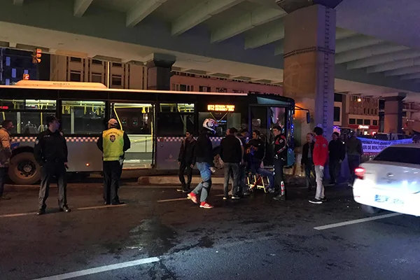 Şişli'de otobüs köprü ayağına çarptı