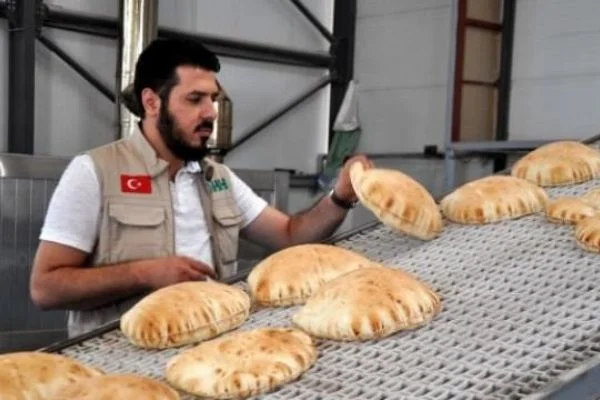 Suriyelilere günde 100 bin ekmek yardımı