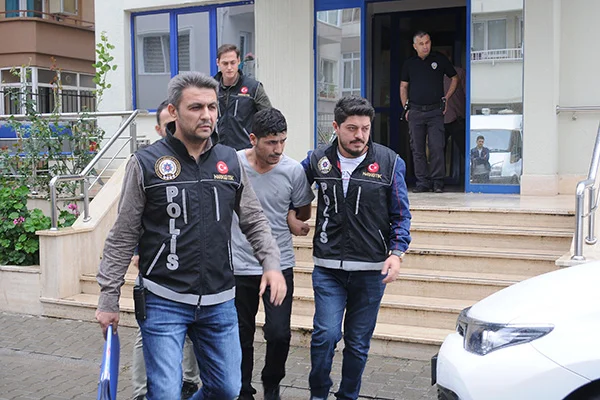 Yalova'da iş yerlerinin arasına otomobiliyle giren sürücü yakalandı