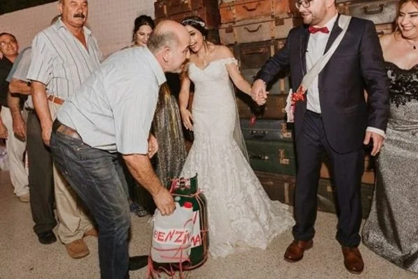 Zamları protesto için damada benzin bidonu, geline tüpgaz verdi
