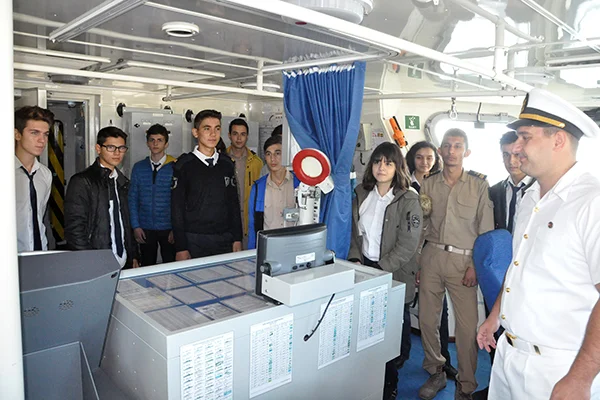 Zonguldak'ta askeri denizaltı ve karakol gemisi ziyarete açıldı
