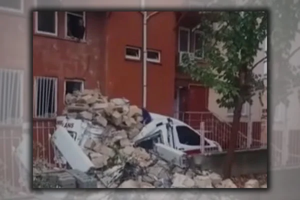Adıyaman'da minare ambulansın üzerine devrildi