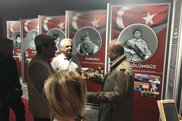 Aksakallı Paşa, Ömer Halisdemir'in kabrini ziyaret etti