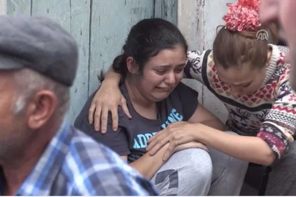 Alevlerin sardığı evlerini gözyaşlarıyla izledi