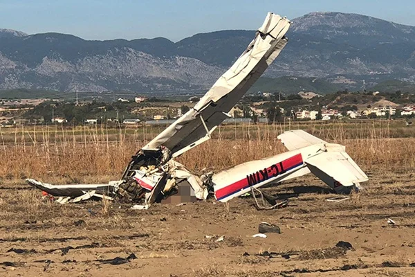 Antalya'da eğitim uçağı düştü