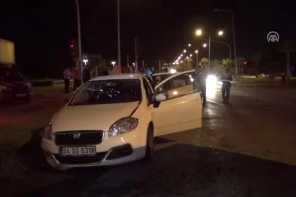 Antalya'da iki araç çarpıştı, 5 yaralı