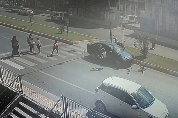 Antalya'da otomobil yayaların arasına daldı