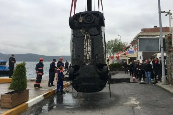 Aracını denize itti, taksiye binip gitti