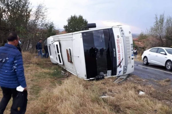 Askeri personeli taşıyan servis kaza yaptı