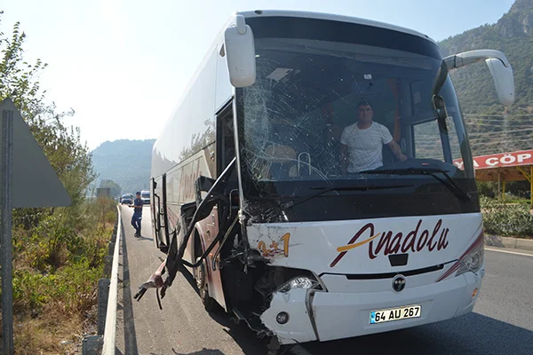 Aydın'da otobüs ile otomobil çarpıştı: 2 yaralı