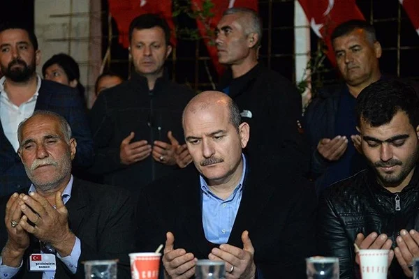 Bakan Soylu'dan şehit ailesine ziyaret