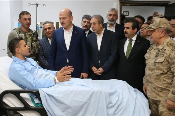 Bakan Soylu, yaralı askerleri ziyaret etti