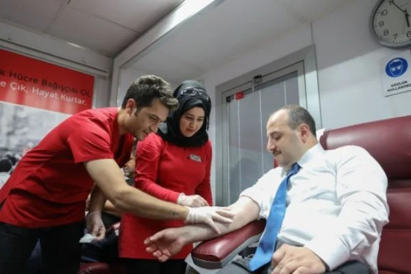 Bakan Varank ilik donörü oldu