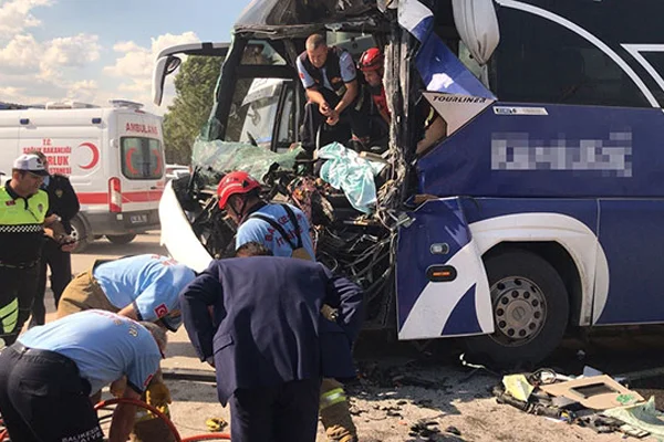 Balıkesir'de trafik kazası: 1 ölü,17 yaralı