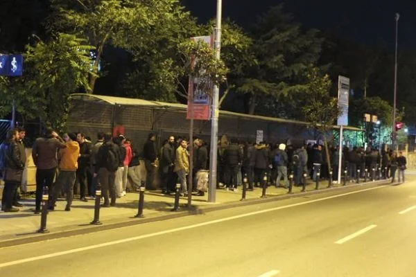 Bedelli kuyruğu gece de devam etti