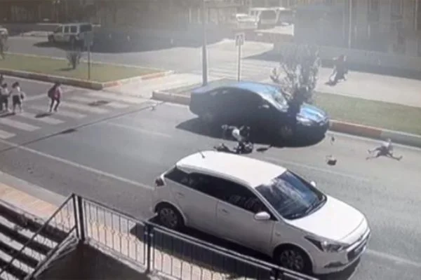 Bilinçsiz sürücü, yaya geçidinde öğrencilere çarptı