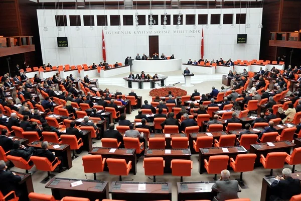Binali Yıldırım, içtüzük teklifini TBMM'ye sundu