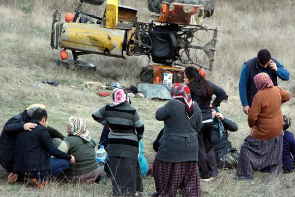 Bolu'da traktör devrildi: 1 ölü, 1 yaralı