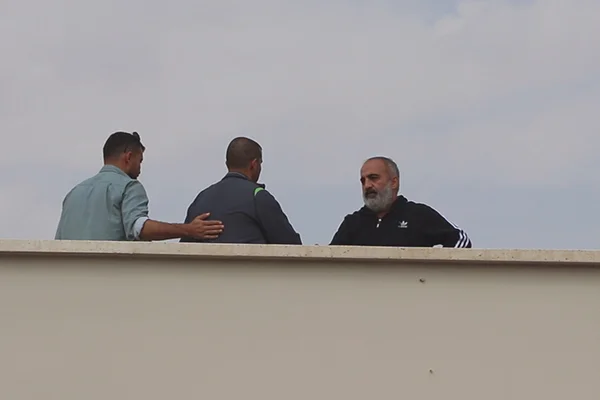 Çatıda havaya ateş açan kişiyi Vali Yardımcısı ikna etti