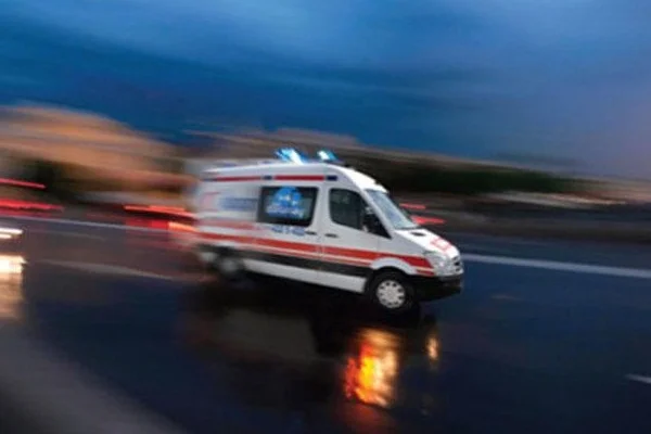Cevizlibağ'da otomobil tramvaya çarptı